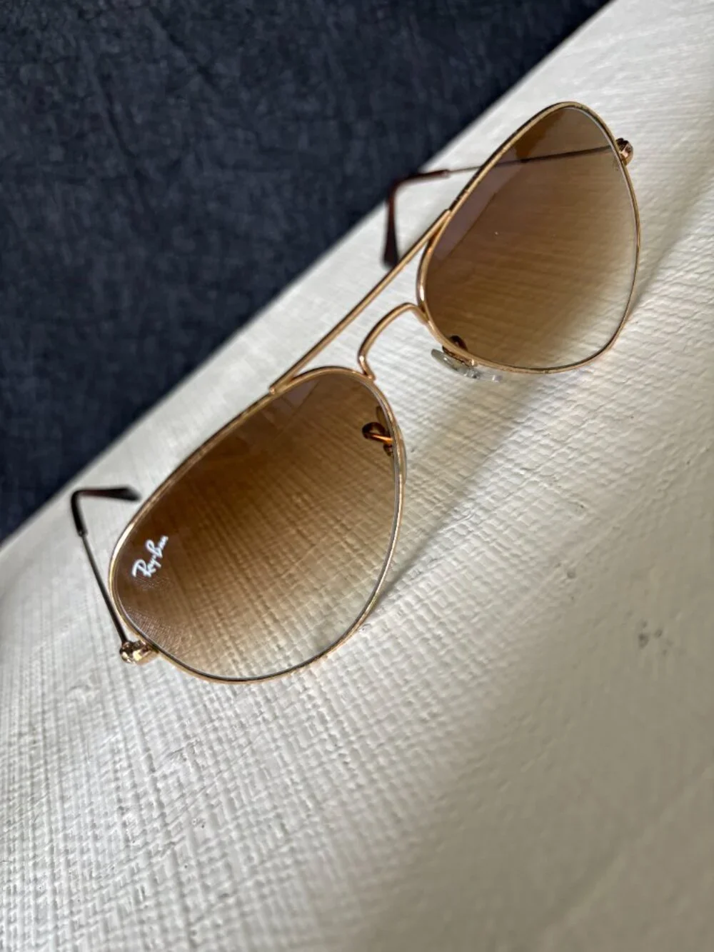 Ray-Ban no visible